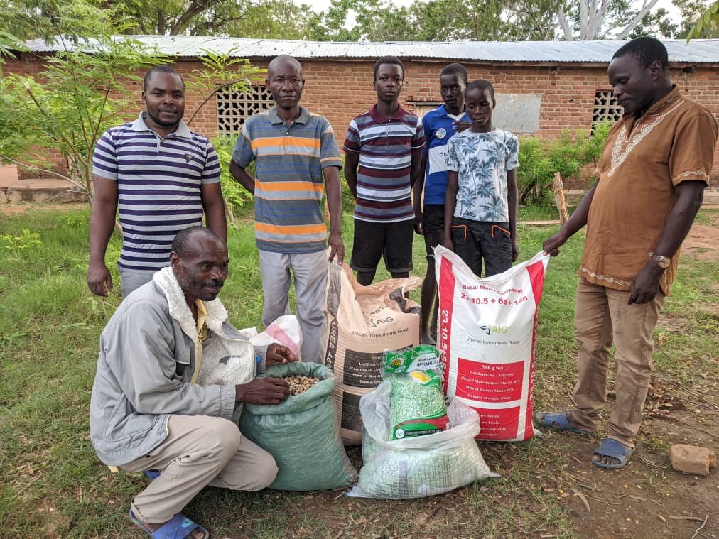 Community volunteers receive farming inputs