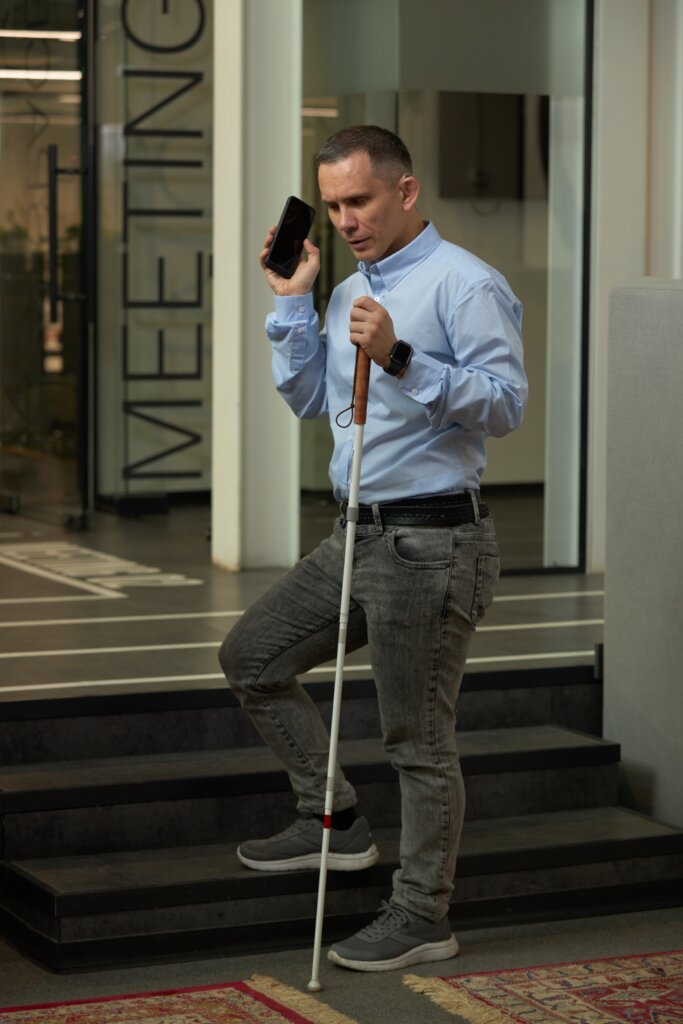 Specialized push-button telephone for blind users