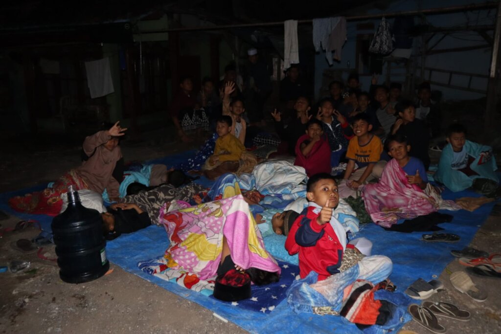 Emergency support for earthquake damage on Java