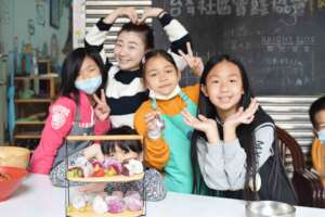 Kids in Wanhua creating strawberry daifuku
