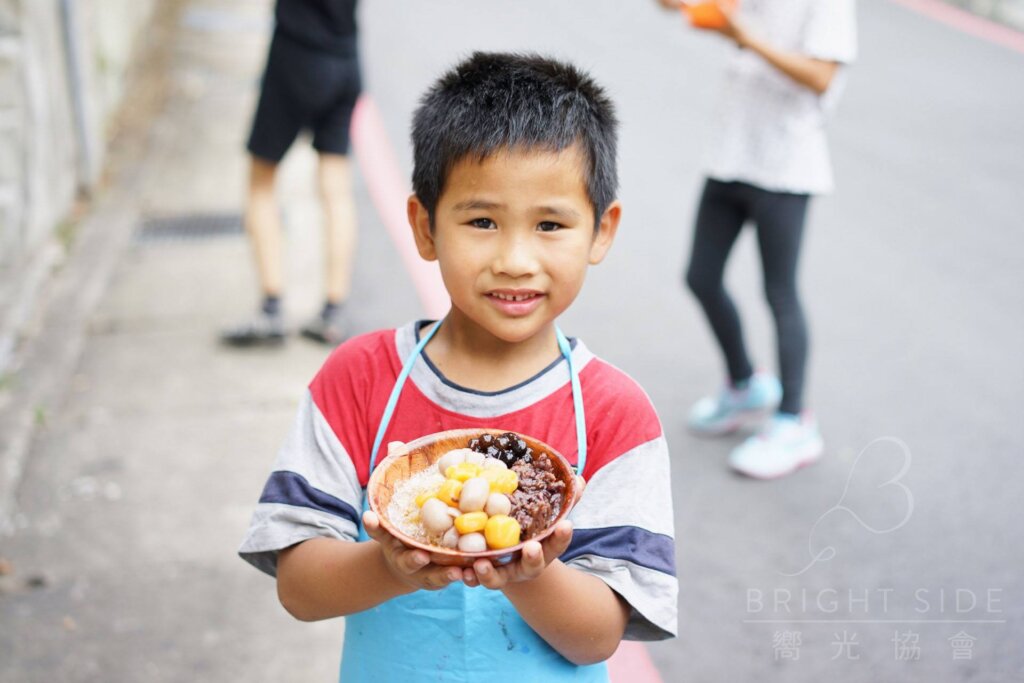Sponsor meals and education for Taiwanese children
