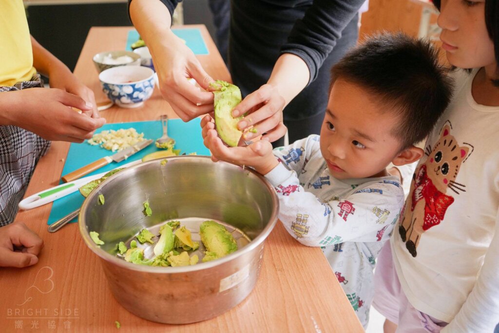 Sponsor meals and education for Taiwanese children