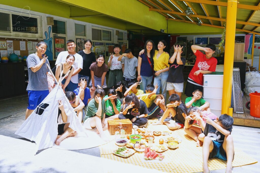 Sponsor meals and education for Taiwanese children