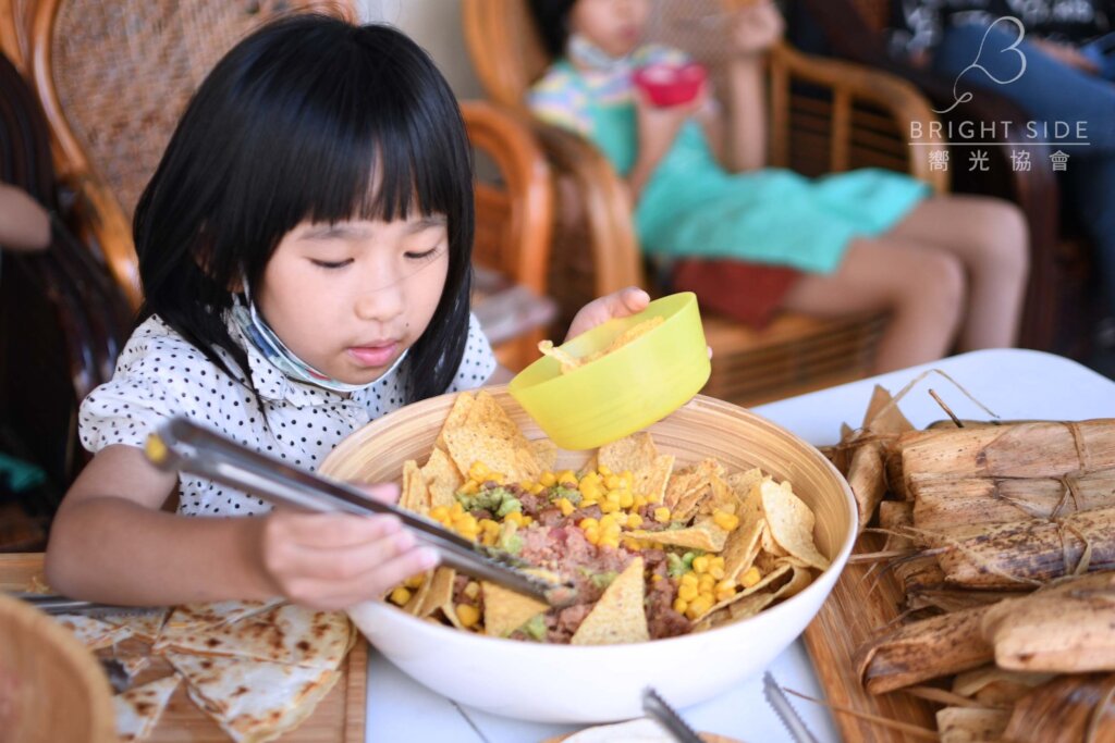 Sponsor meals and education for Taiwanese children