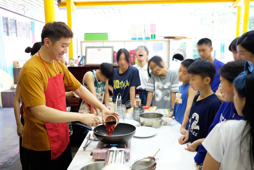 Sponsor meals and education for Taiwanese children