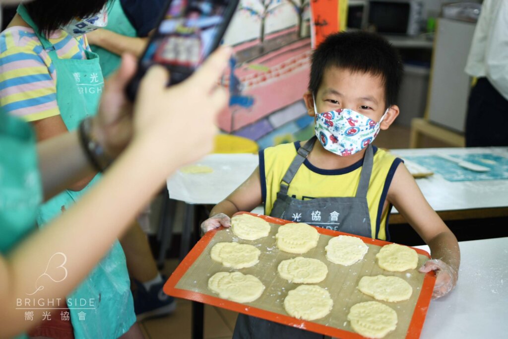 Sponsor meals and education for Taiwanese children