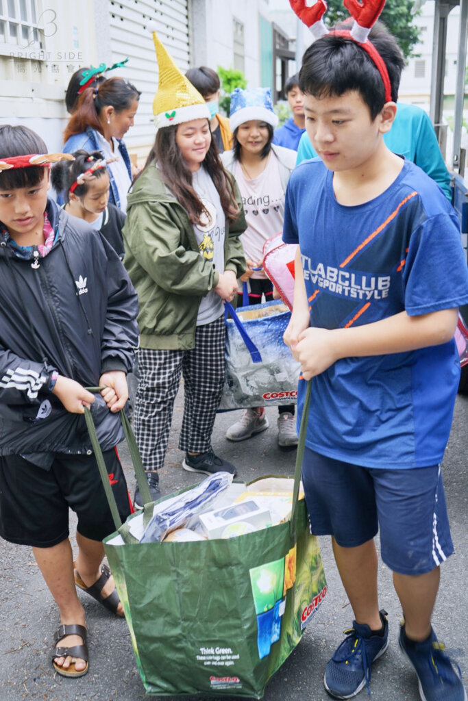 Sponsor meals and education for Taiwanese children