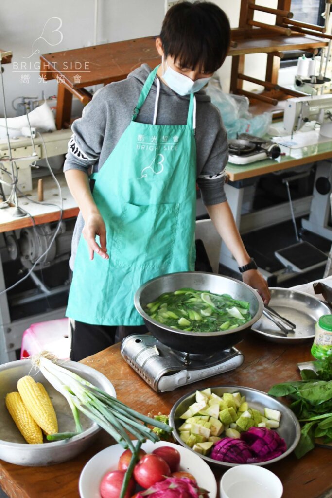 Sponsor meals and education for Taiwanese children