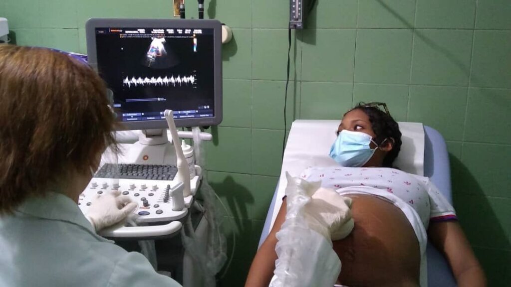 Comprehensive care for young pregnant teenagers