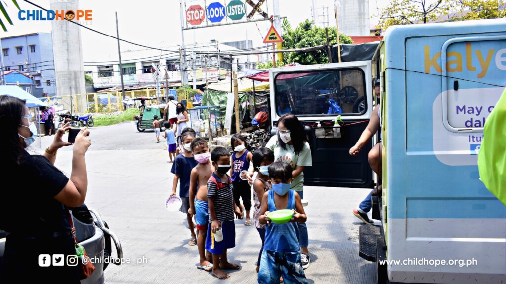 Providing meals to 500 street children in Manila