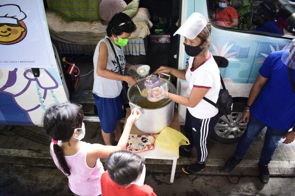 Providing meals to 500 street children in Manila