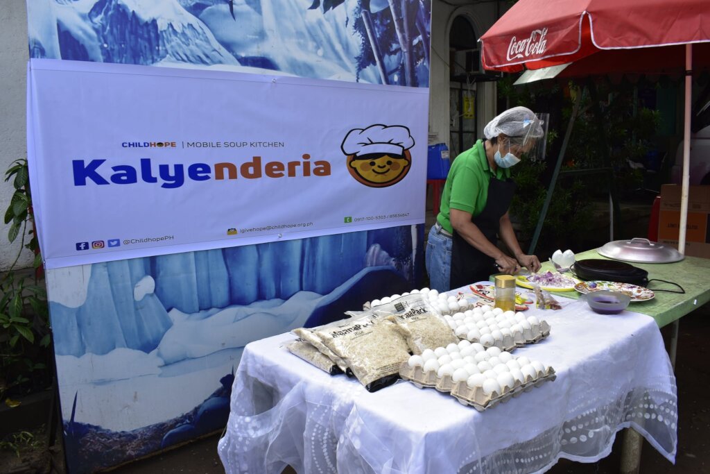 Providing meals to 500 street children in Manila