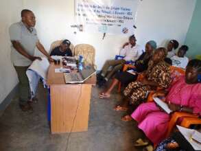 Our trainer during the session with refugees
