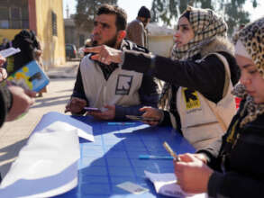 IRC staff providing emergency cash assistance.