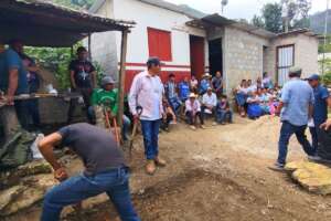 Women and men train on water and sanitation.