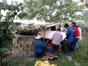 Trabajo comunitario para tapar la cisterna
