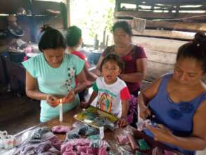 Mujeres haciendo paquetes de semillas