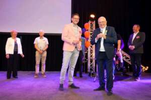Mathijs handing Xander the chairman's hammer.
