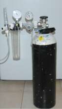 Oxgen cyclinder with flow regulator.