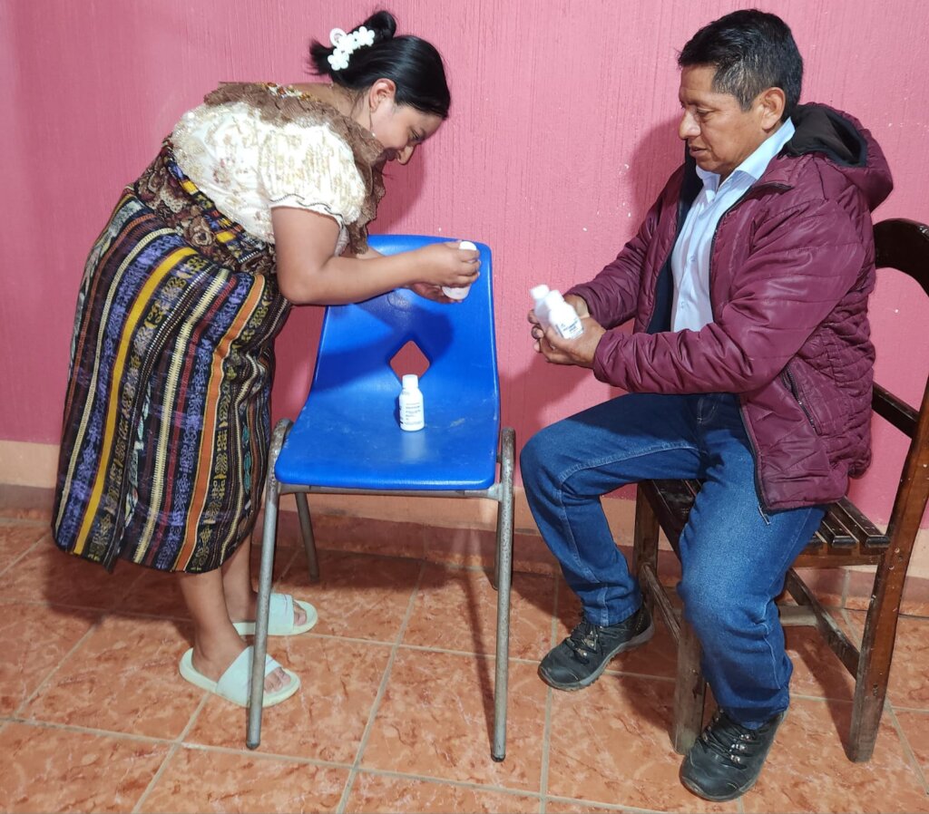 Laura Isabela with a patient