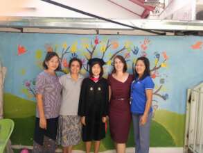 Graduate with her family.