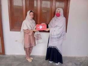 A student of humanities group receives her award