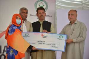 Gul's elder daughter receives her award cheque