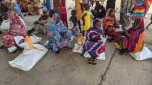 Pictures of support IDPs and Refugees with food