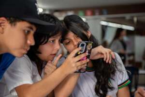 Participants analyzando content in social media.