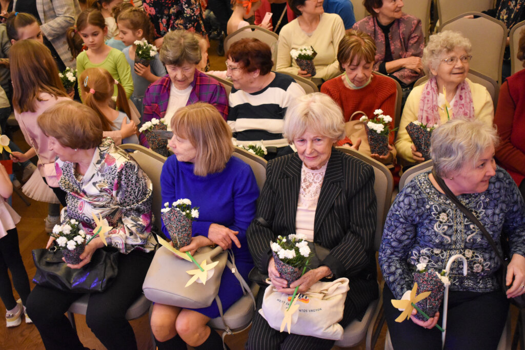 Let's help lonely elderly living in Hungary