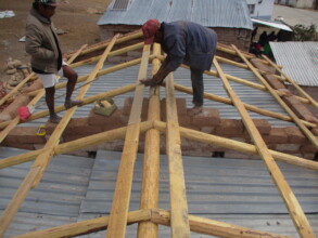 Water hasrvesting roof frame instalation