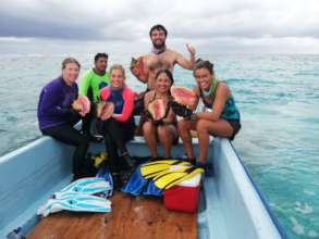 Team in Chinchorro bank doing conch shell studies