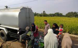 Water tank distributes clean water