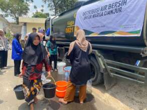 Water tank distributes clean water