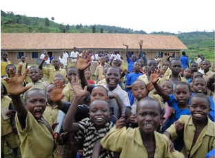 People in a village in the Mwogo valley, Ruanda