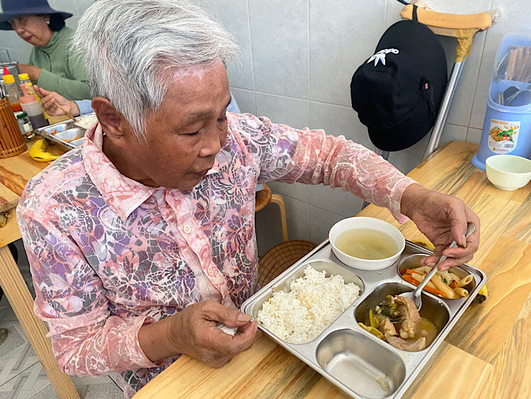 2000 meals for people in need in Vietnam