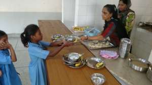 Serving meals in steel dishes to replace plastic