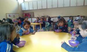 kindergarten students having breakfast