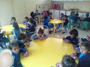 students in the breakfast room