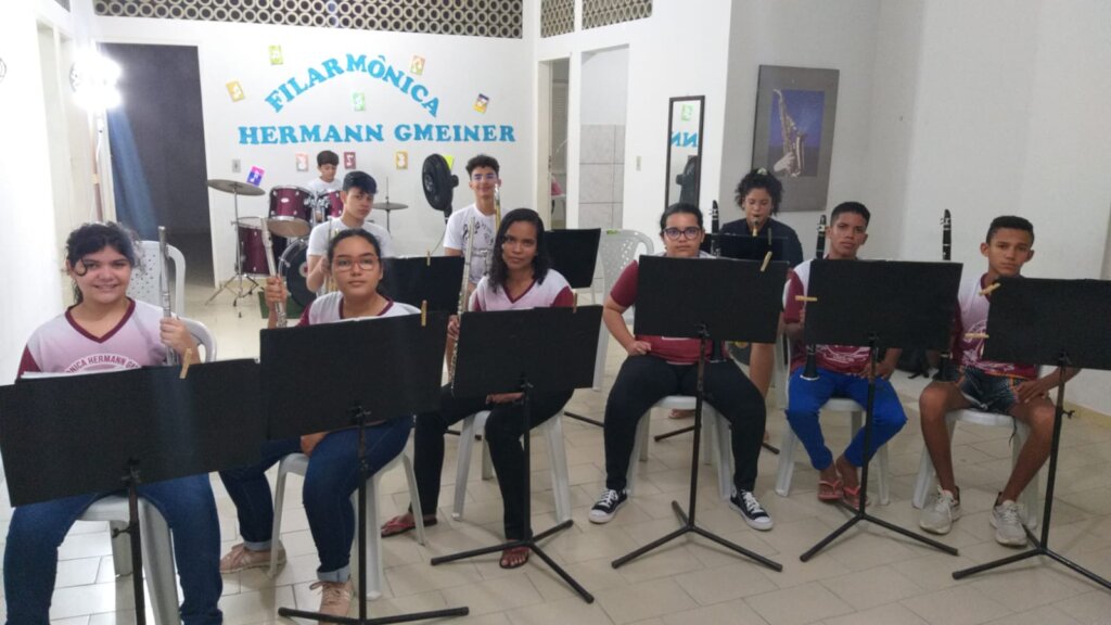 Education through music for Brazilian teenagers