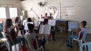 Education through music for Brazilian teenagers