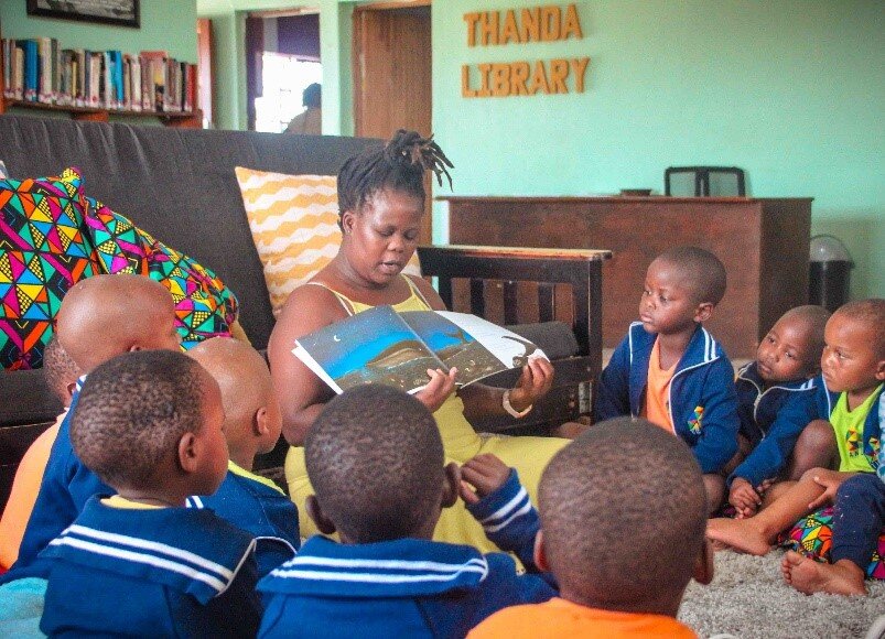 Children enjoying a book reading at Thanda Library