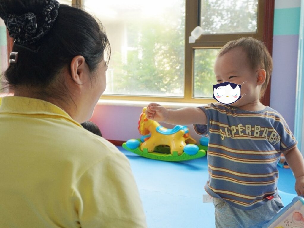 Qingqing is playing games with Chunhui Mama