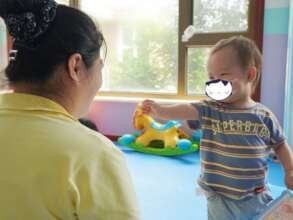 Qingqing is playing games with Chunhui Mama