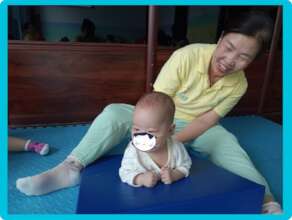 Deqing is playing with Chunhui Mama