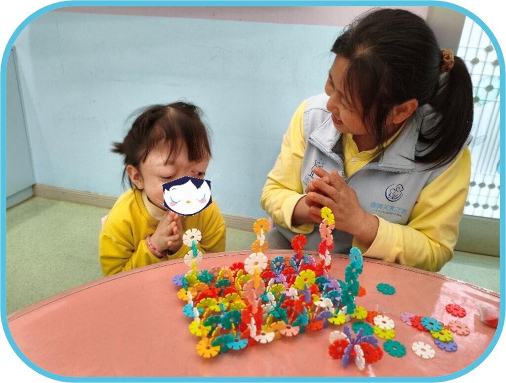 Xiao Ke played toys with Mama Hu