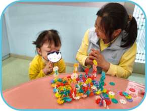 Xiao Ke played toys with Mama Hu