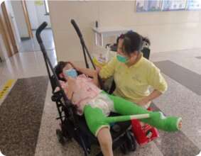 Xin Nan is being soothed by her Chunhui Mama