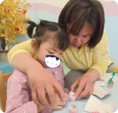 Xin Nan is making a handcraft with her Chunhui Mam