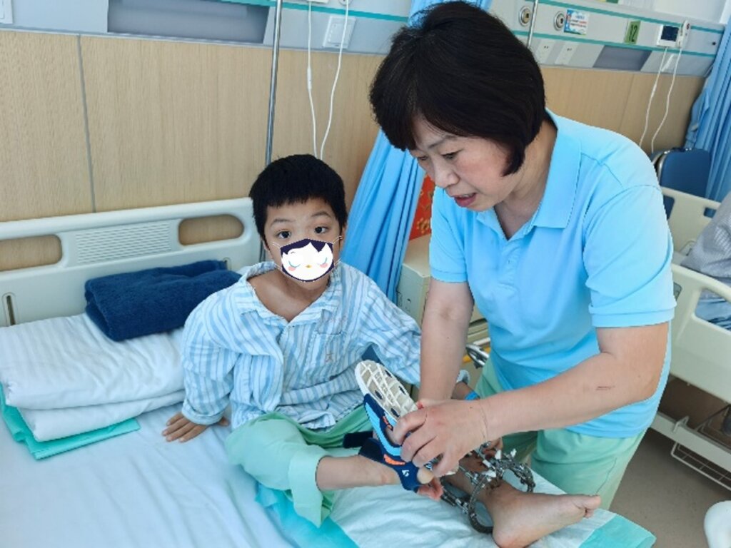 Xiaoqi with Chunhui Mama after surgery